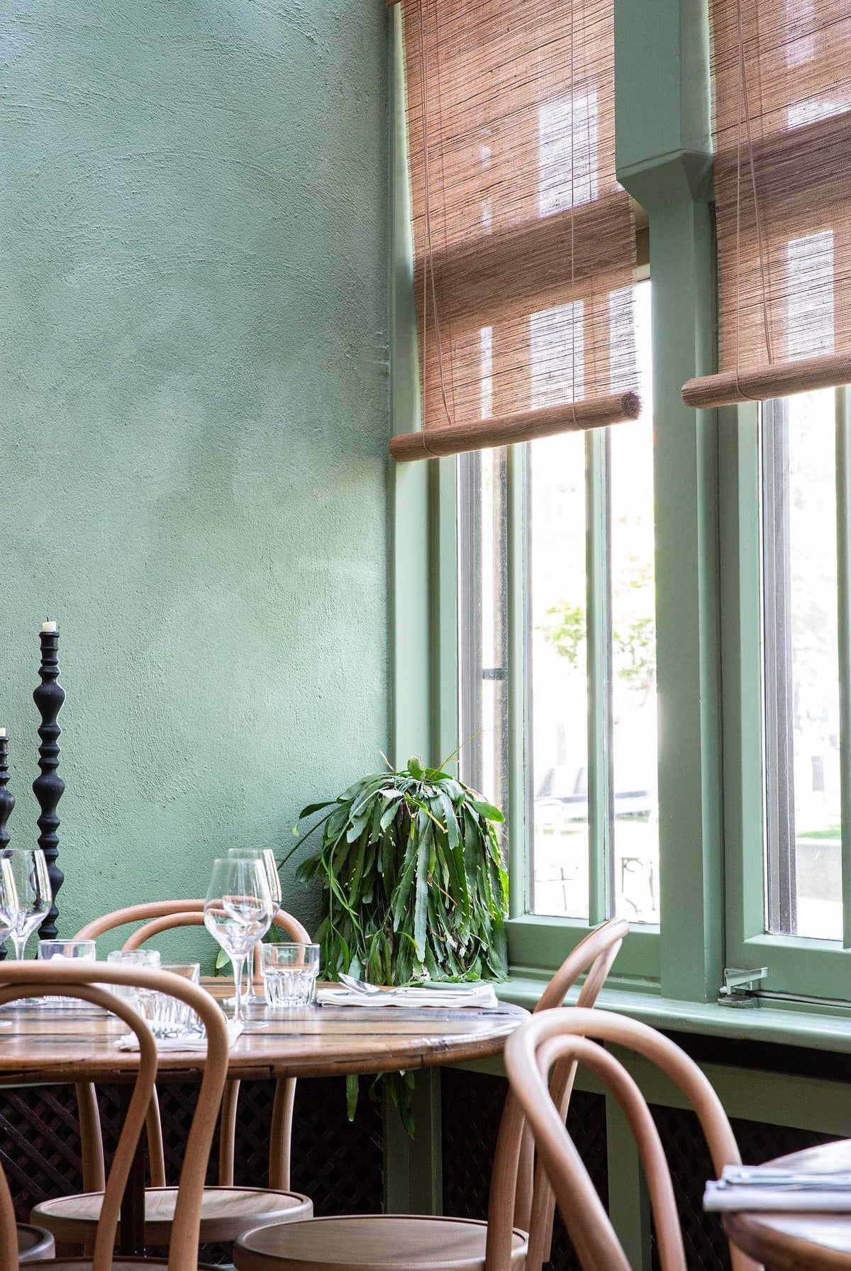 Verhoog de Sfeer en Functionaliteit van een Horecagelegenheid met BALTEX Blinds - August Interieur