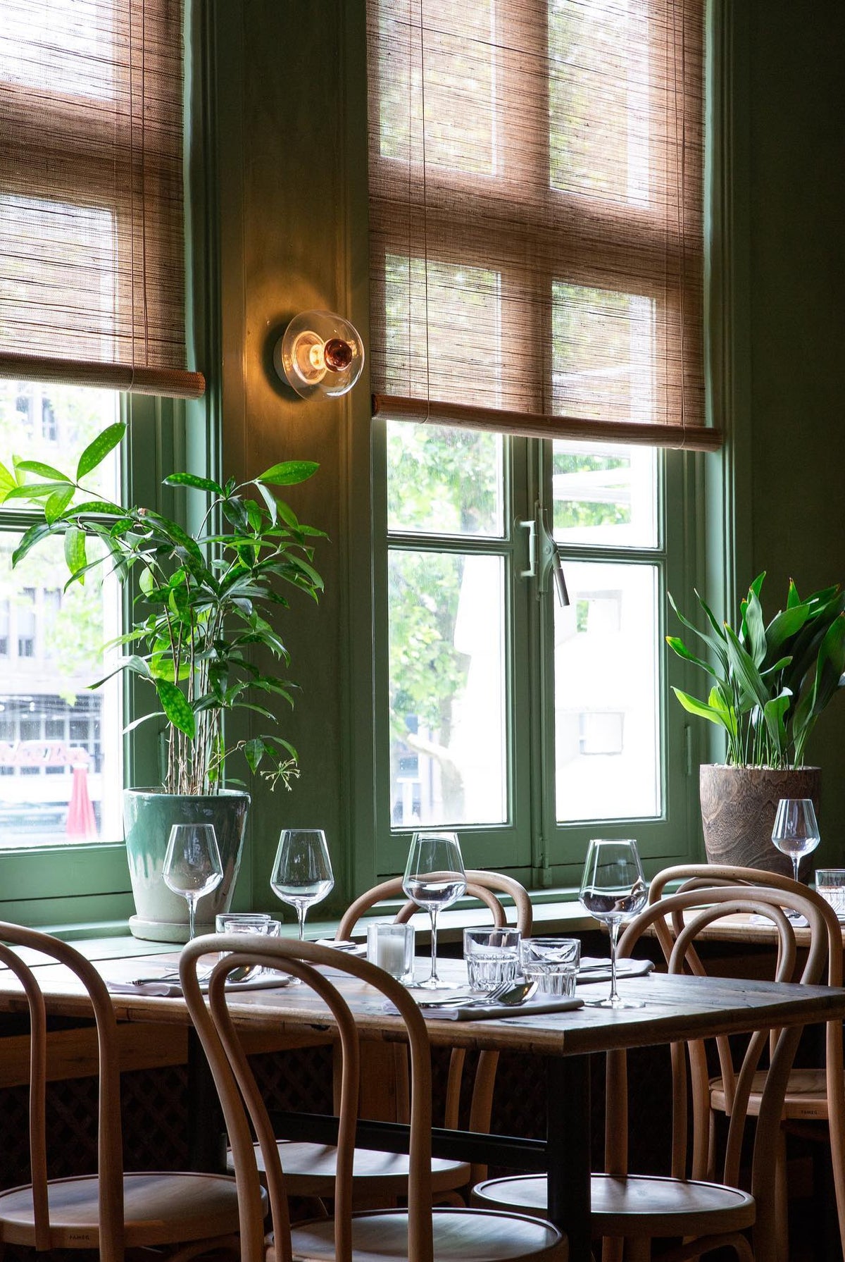 Verhoog de Sfeer en Functionaliteit van een Horecagelegenheid met BALTEX Blinds - August Interieur