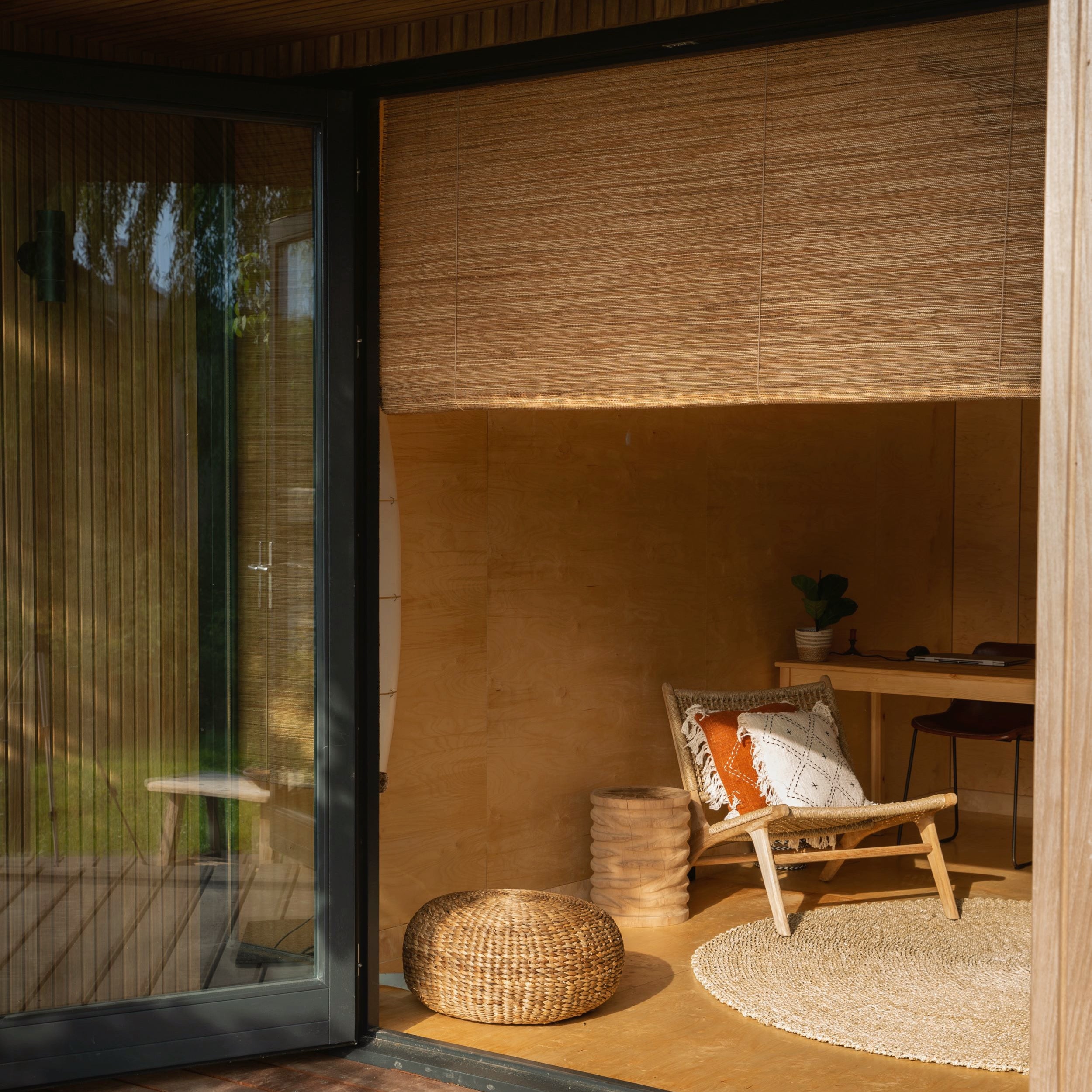 Handgeweven Tuamoto blind in tiny house, privacy en lichtregeling zonder te verduisteren