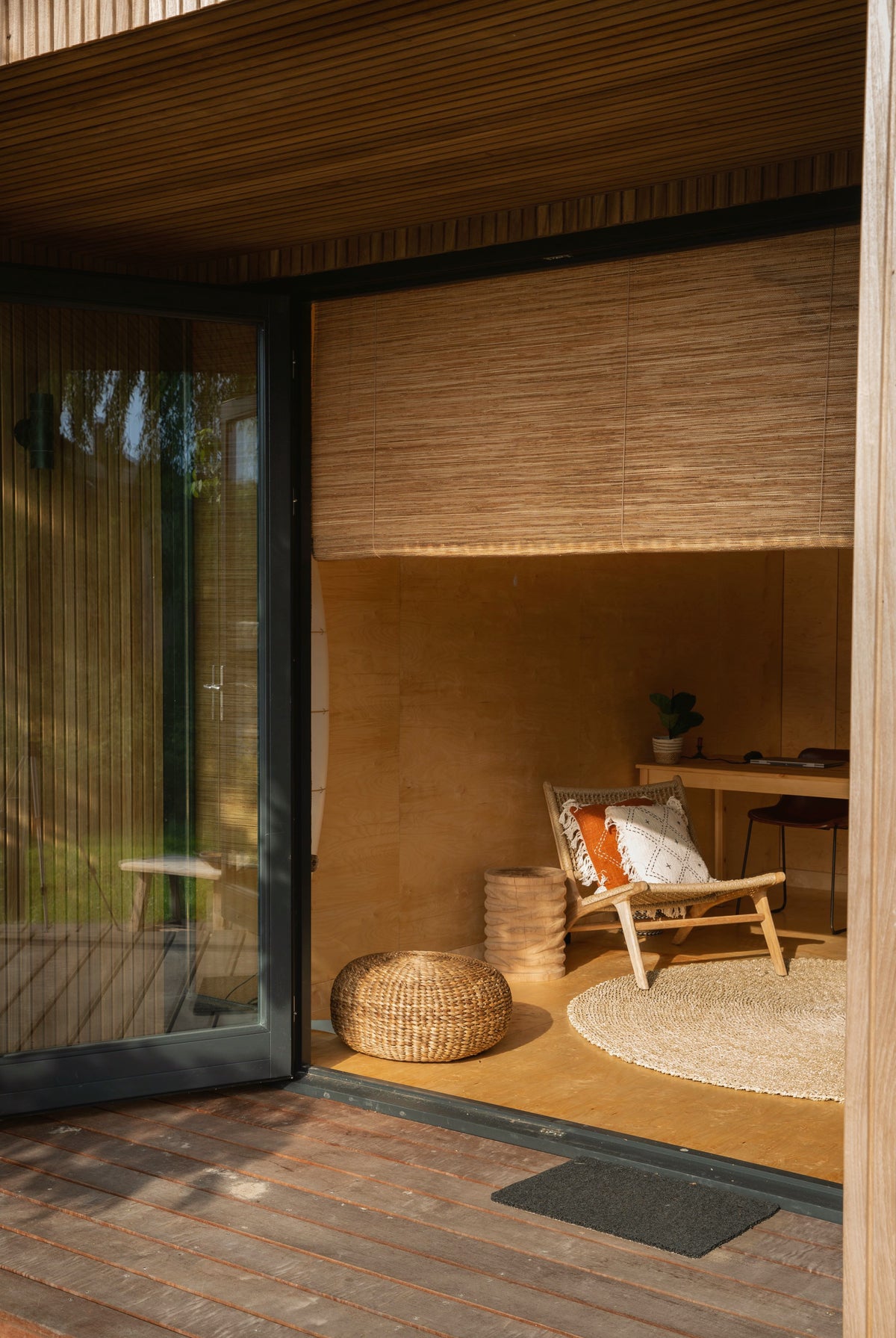 Handgeweven Tuamoto blind in tiny house, privacy en lichtregeling zonder te verduisteren