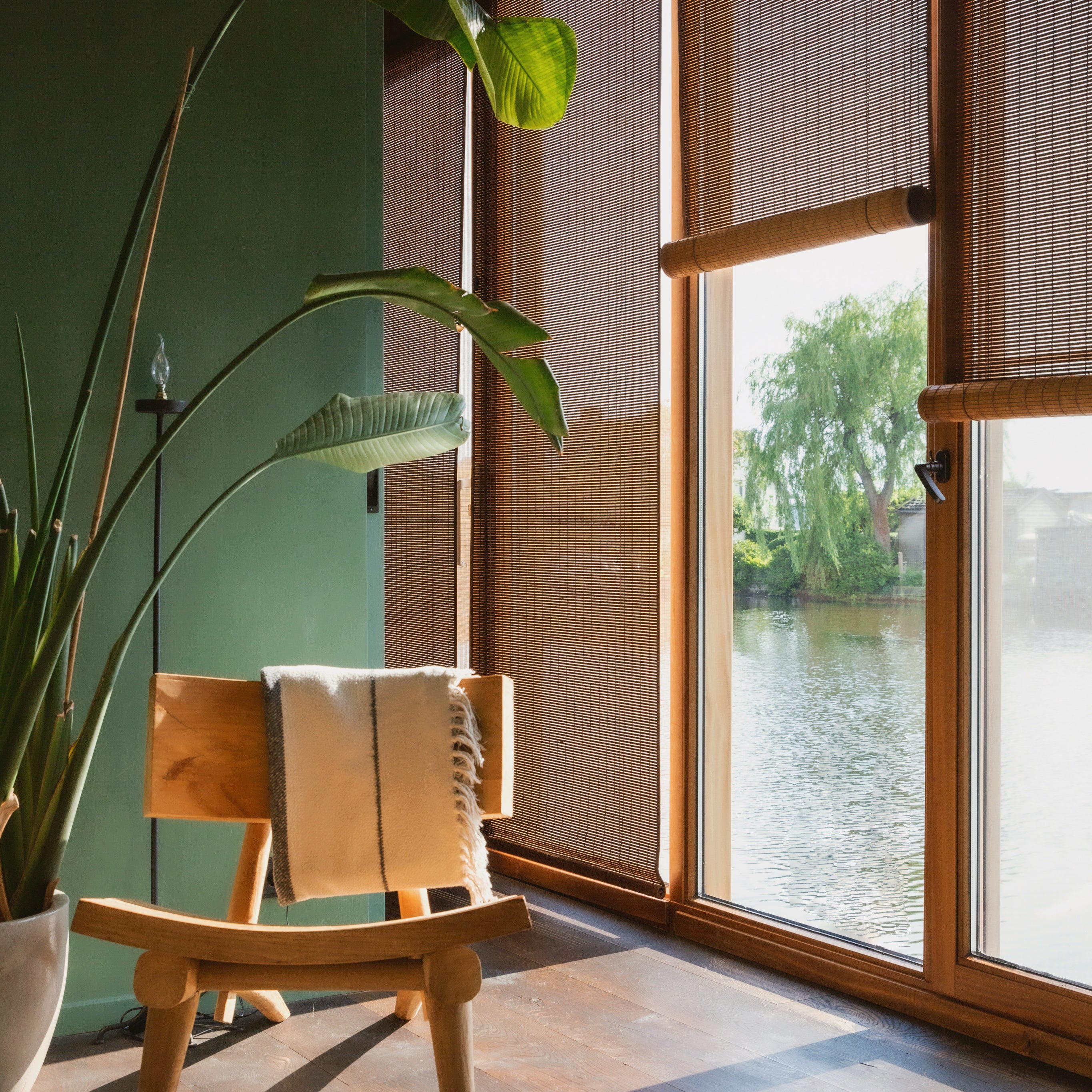 Tuamoto blinds in woonboot, ontwerpen voor privacy zonder lichtverlies.