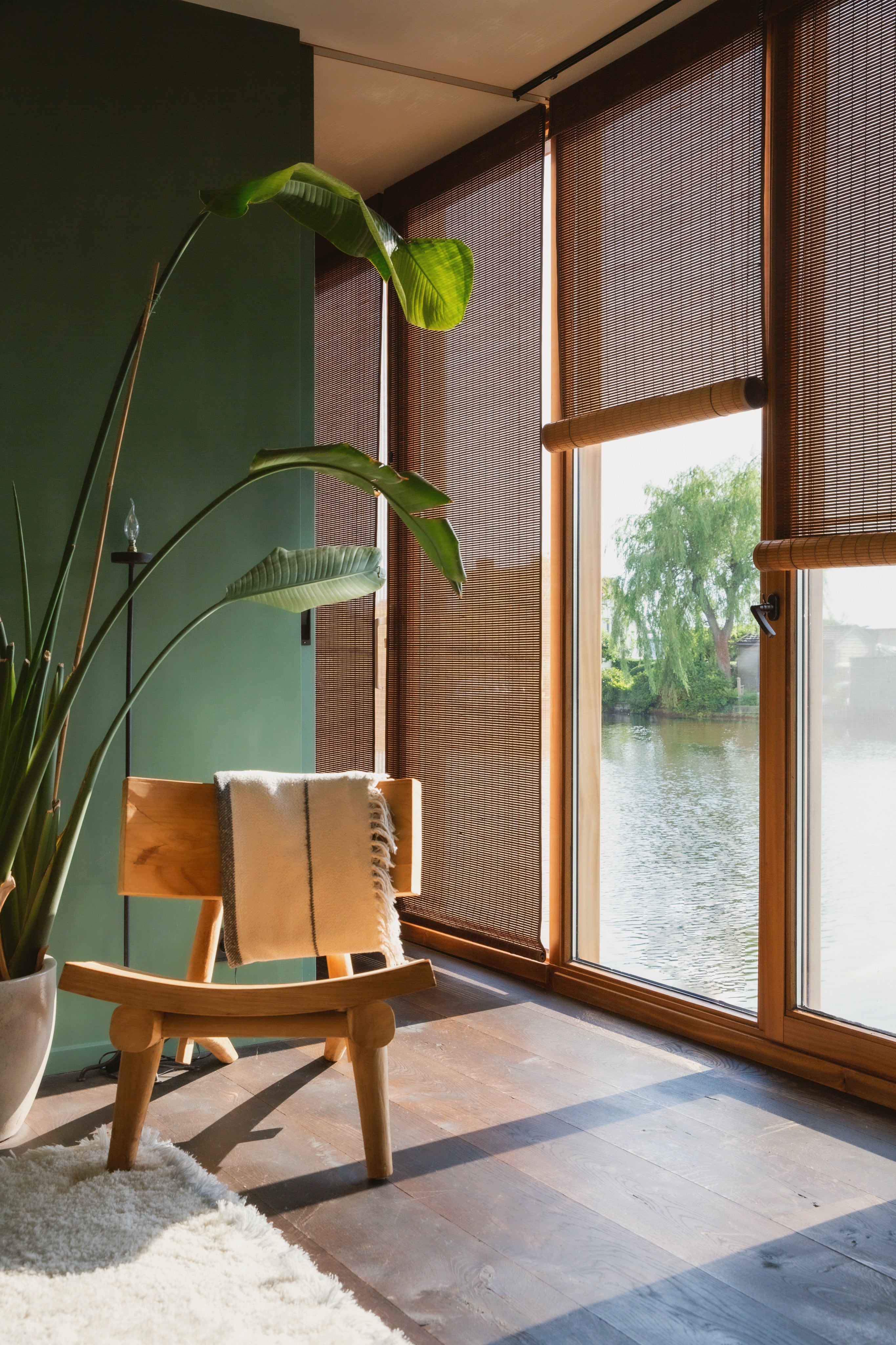 Tuamoto blinds in woonboot, ontwerpen voor privacy zonder lichtverlies.