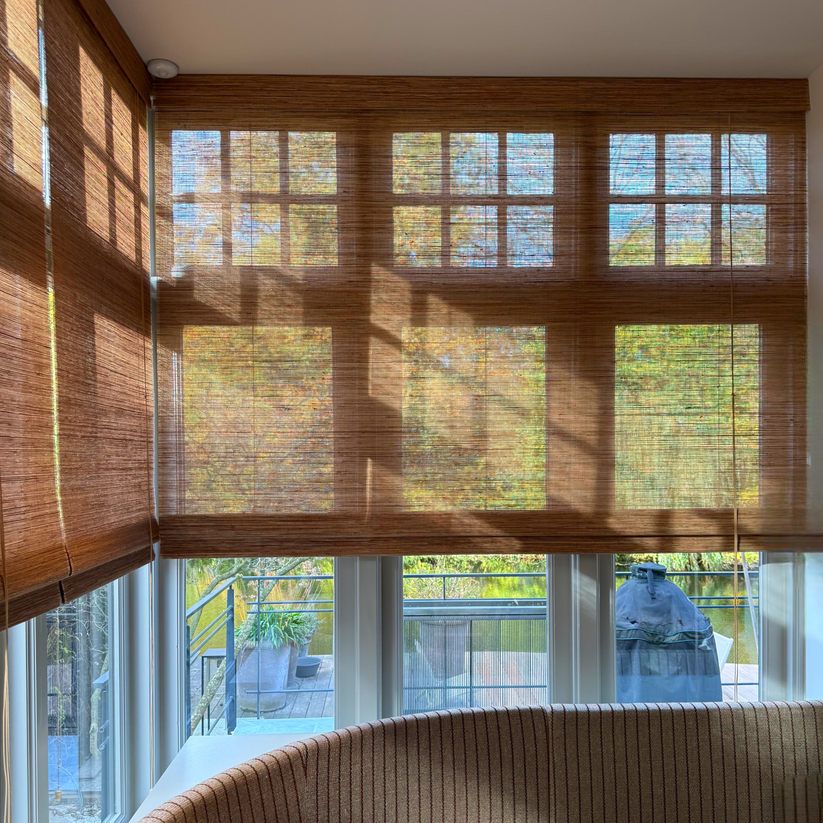 Handgemaakt Tuamoto vouwblinds met warm gefilterd daglicht en duidelijke vouwlijnen.