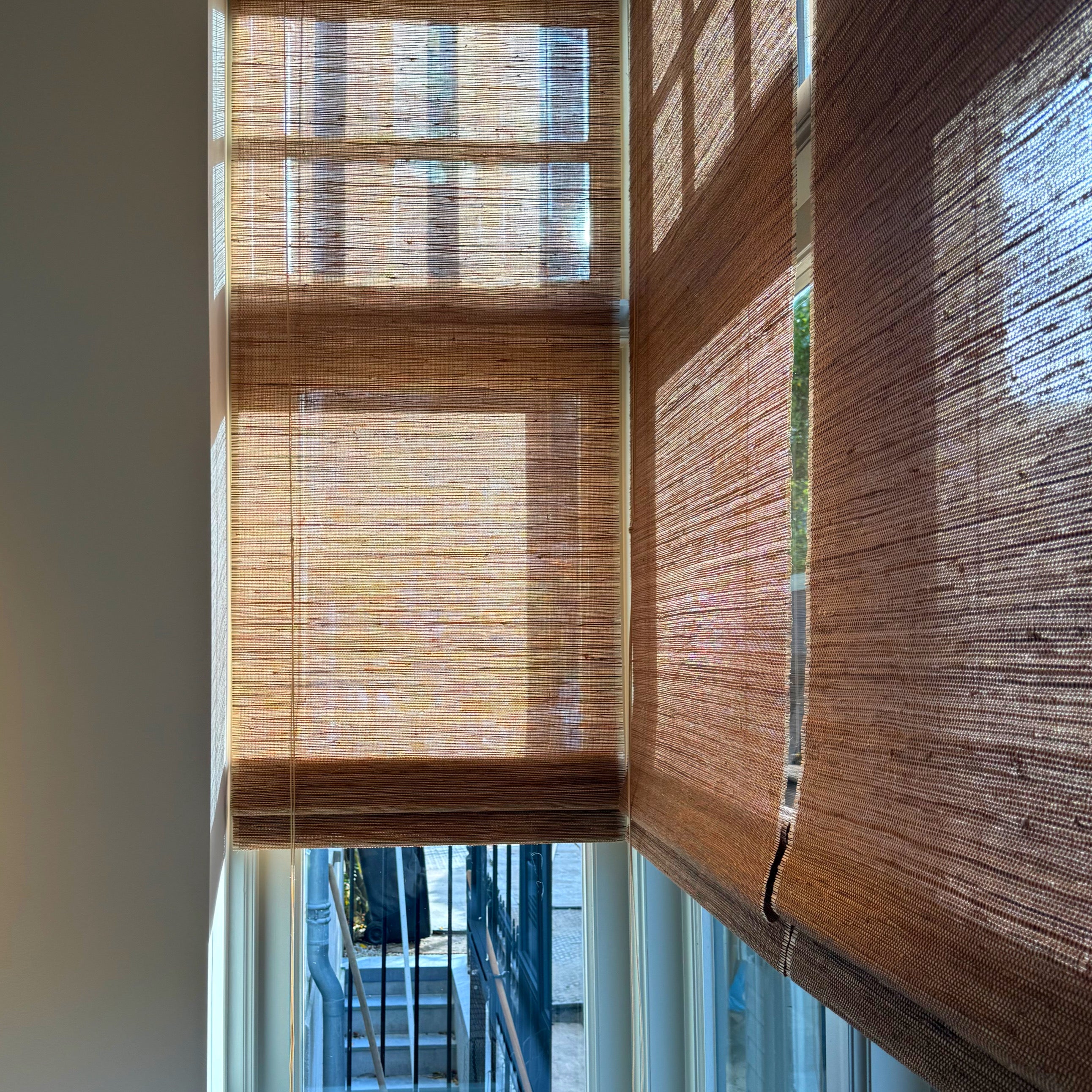 Tuamoto vouwblind met zachte lichtval en duidelijke vouwlijnen in een helder hoekraam.