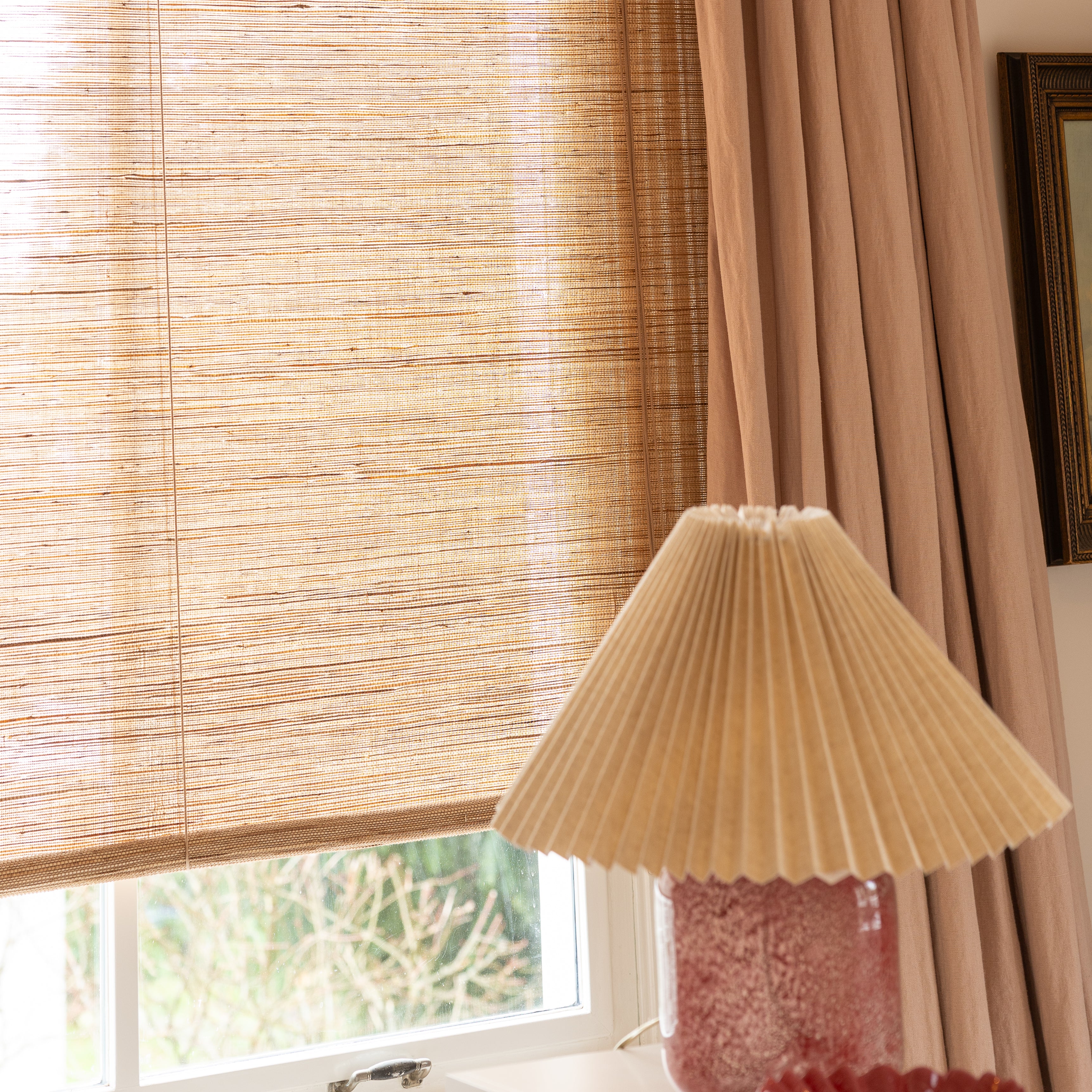 rolgordijn met schemerlamp en linnen gordijn