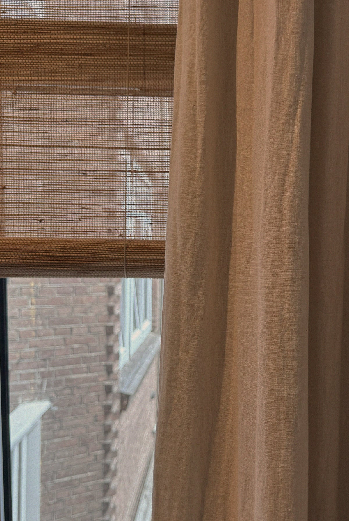 rolgordijnen en gevoerde linnen gordijnen in combinatie in een slaapkamer