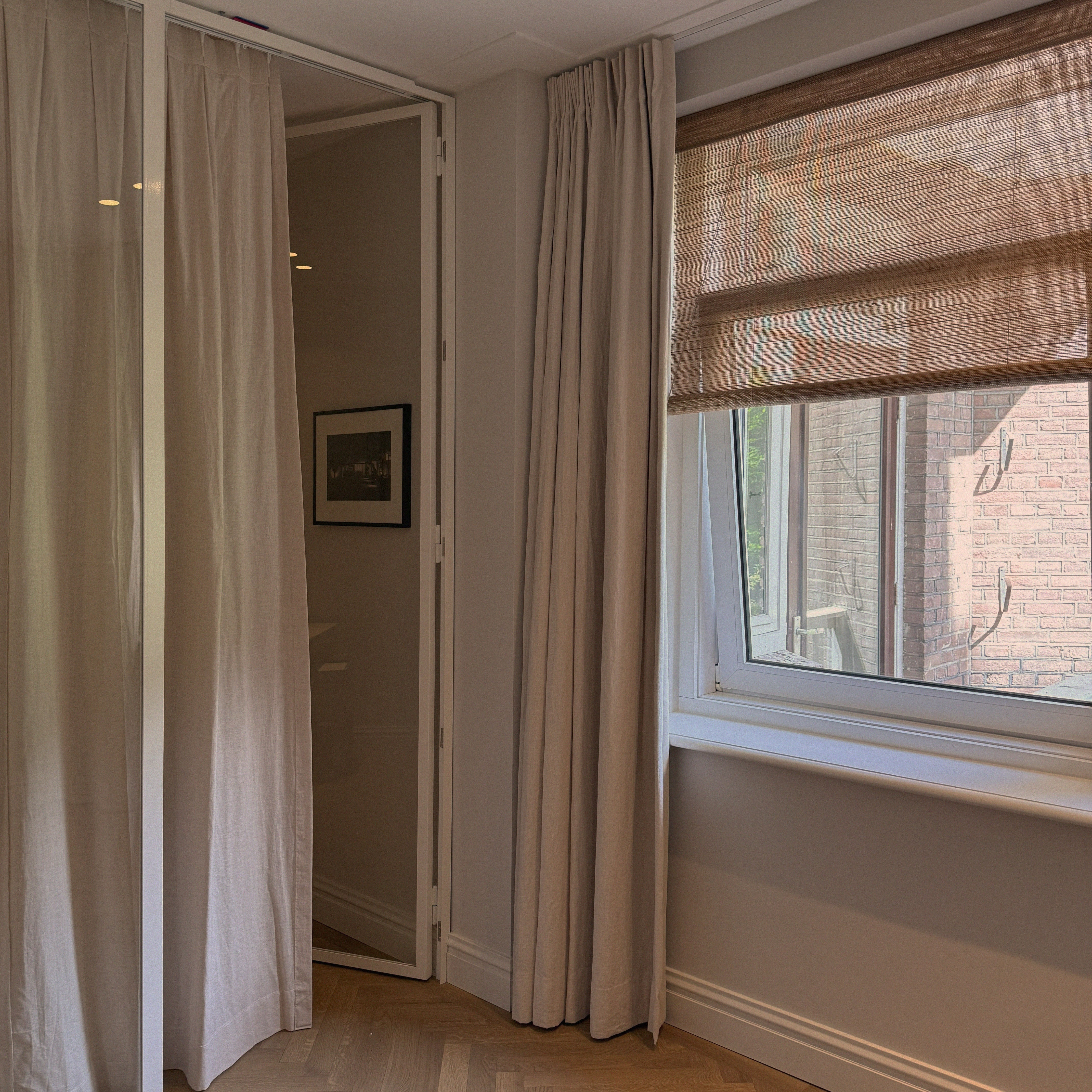 rolgordijnen en gevoerde linnen gordijnen in combinatie in een slaapkamer