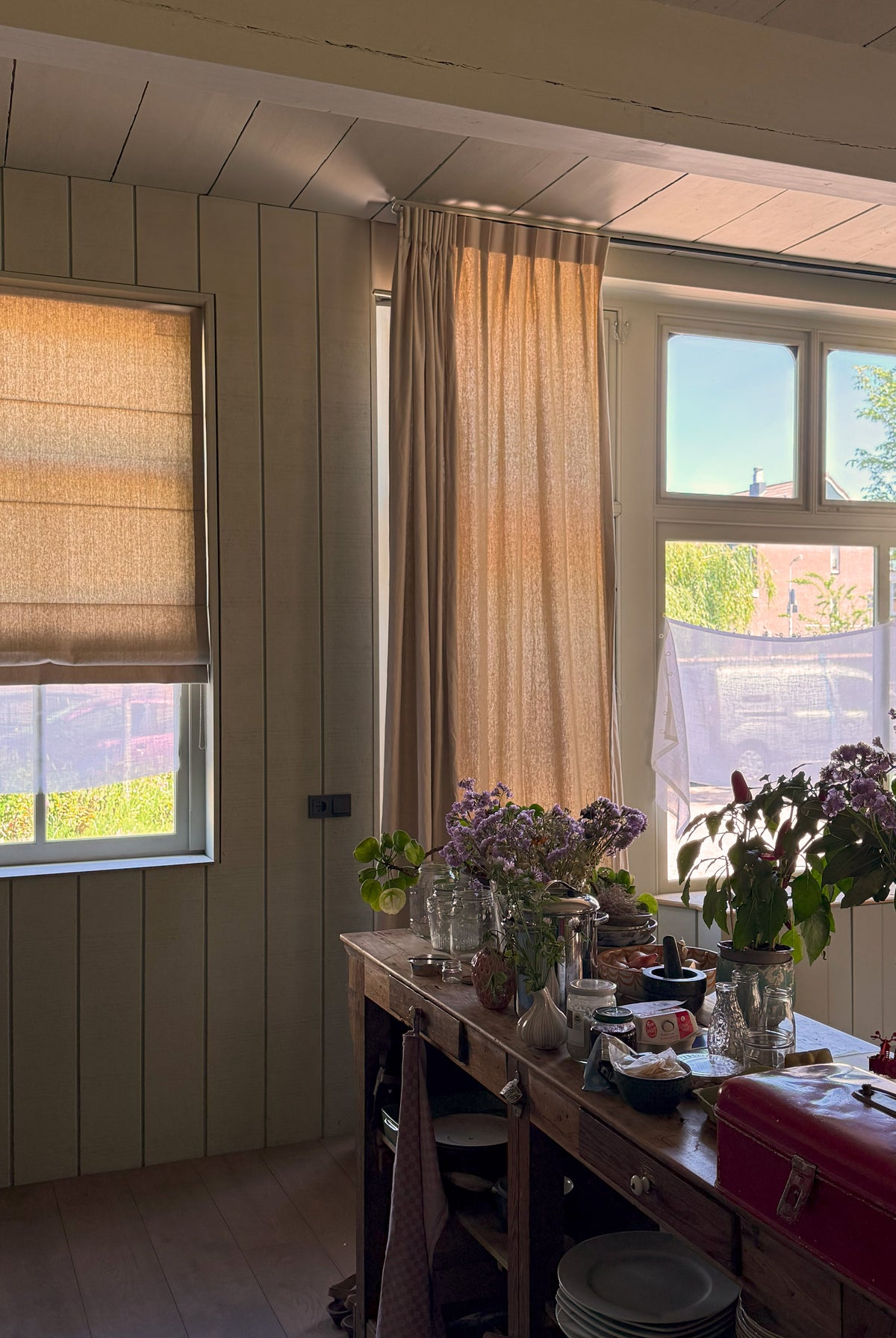 Zaanshuis met Baltex blinds - Tuamoto en Baltex linnen gordijnen - August Interieur