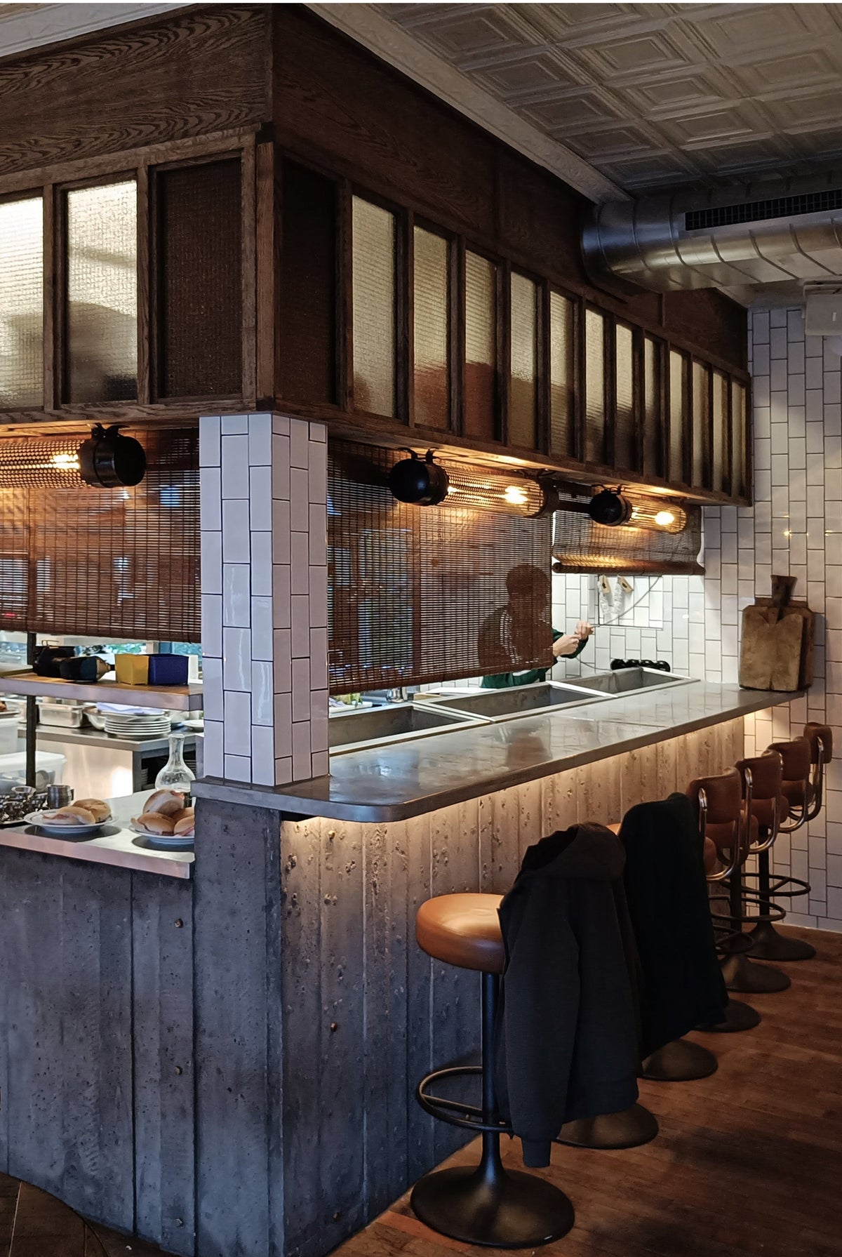 Bistro met blinds boven bar - August Interieur