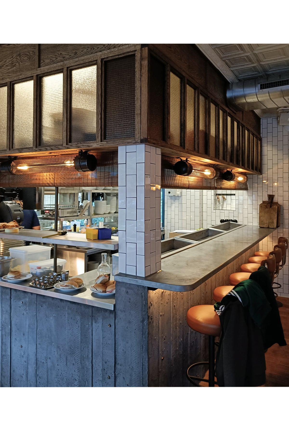 Bistro met blinds boven bar - August Interieur