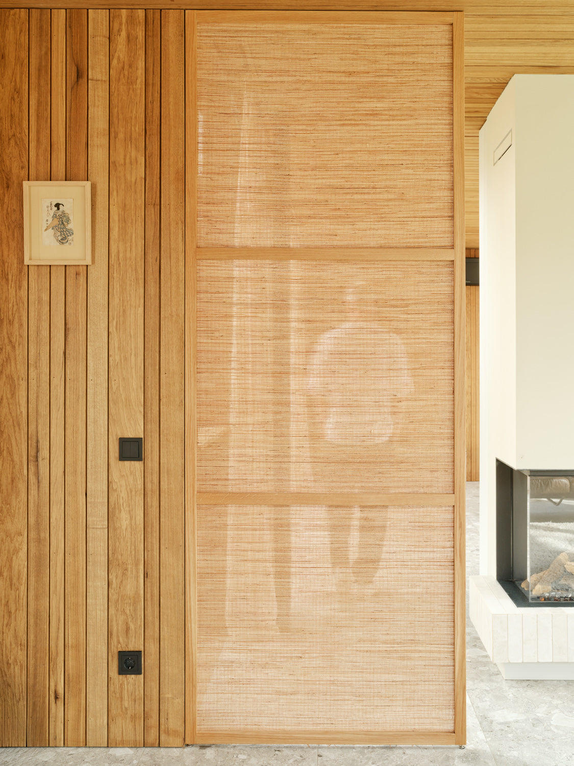 Architectonisch interieurobject van massief eikenhout dat privacy, licht en ruimtelijkheid op natuurlijke wijze combineert.