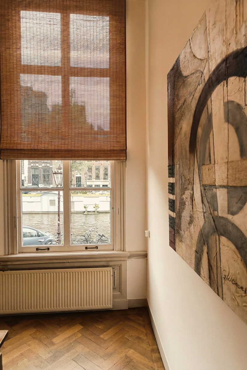 Kantoor met Baltex vouwblinds Okoume in warm natuurlijk licht