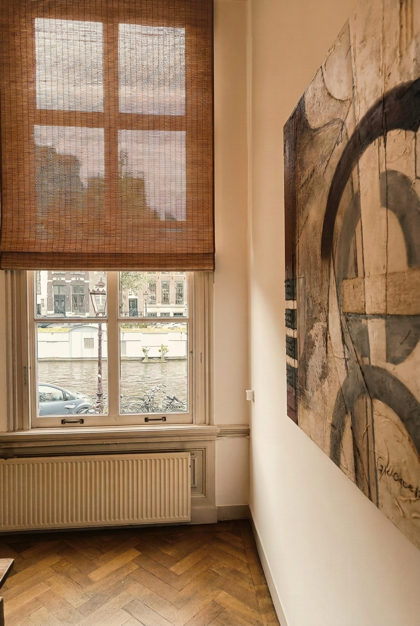 Kantoor met Baltex vouwblinds Okoume in warm natuurlijk licht