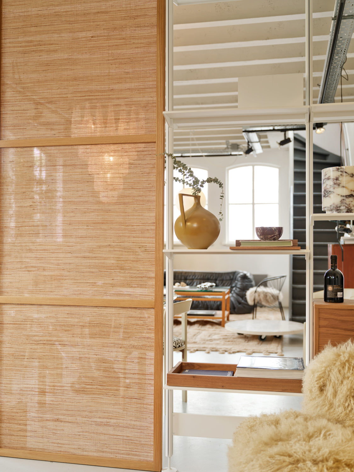 Architectonisch Noble Weave interieurobject van massief eikenhout dat openheid, privacy en sfeer combineert in een moderne leefruimte.