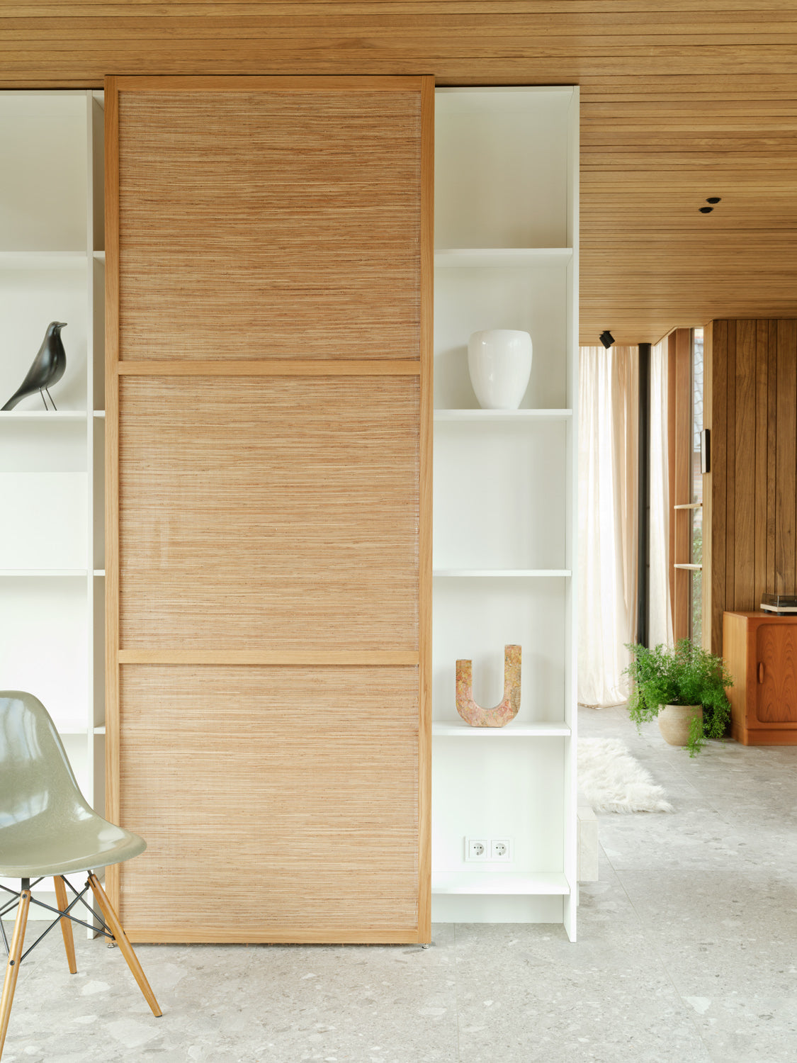 Noble Weave met warme natuurlijke textuur en massief eikenhouten frame in een licht interieur.