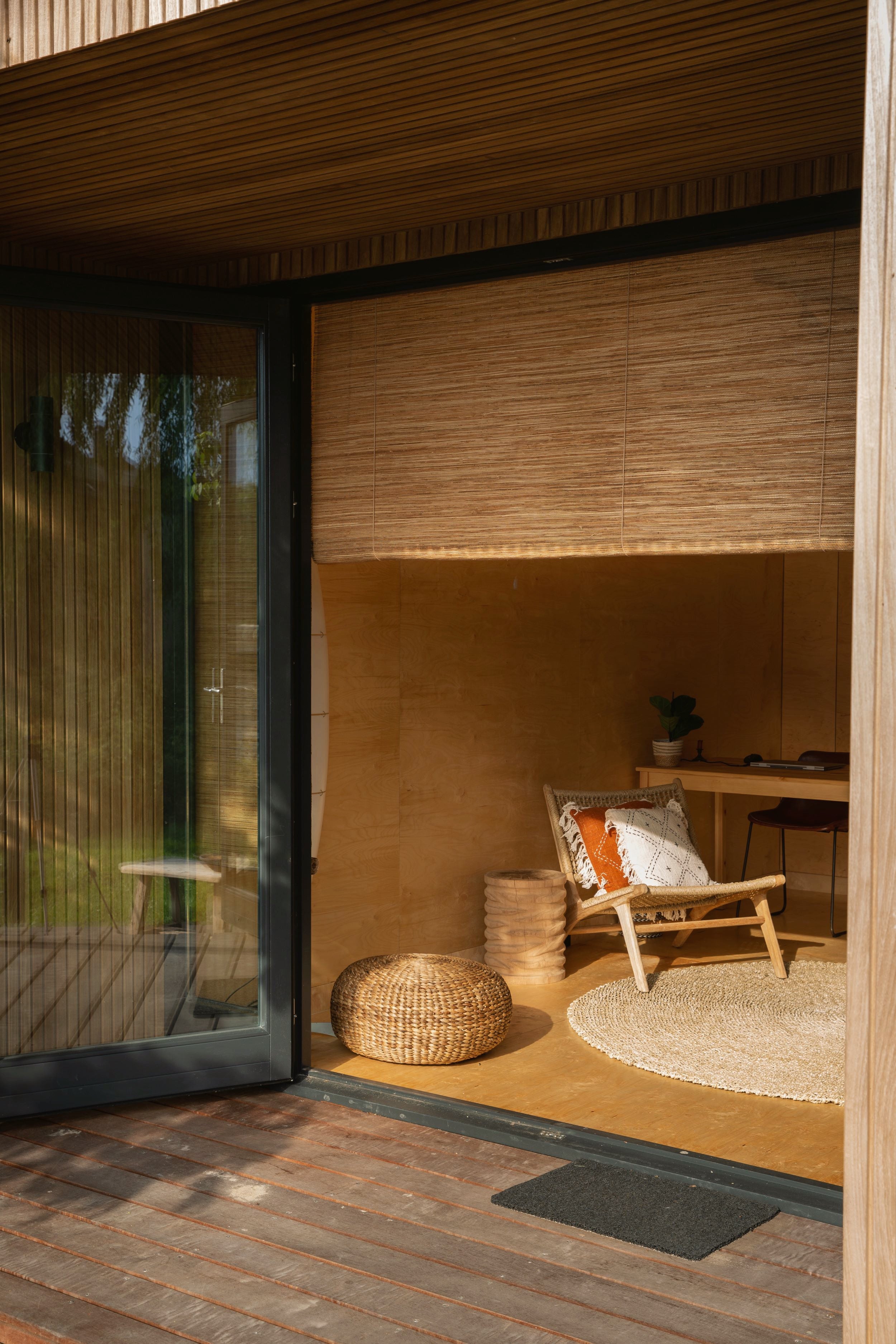 Handgeweven Tuamoto blind in tiny house, privacy en lichtregeling zonder te verduisteren