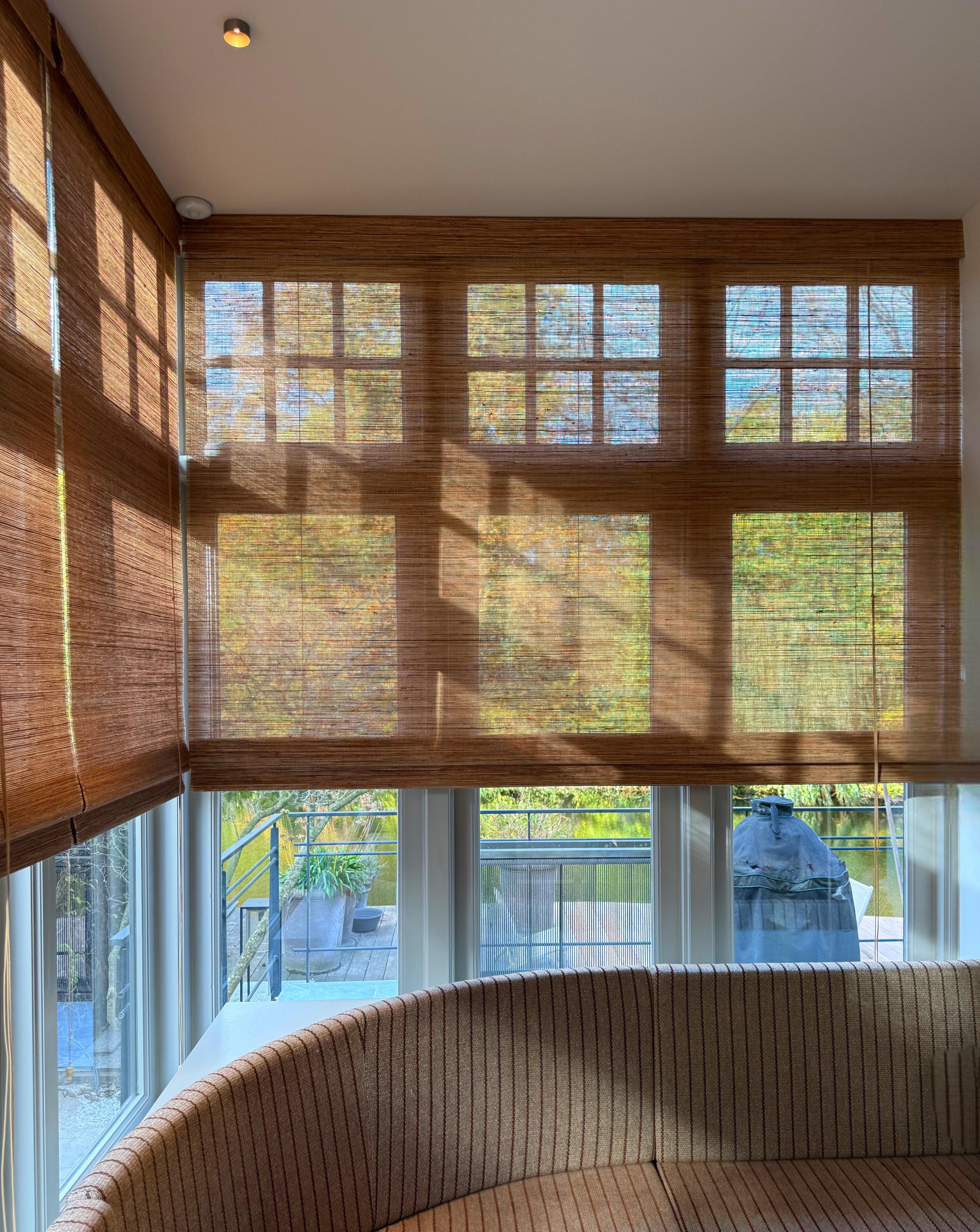 Handgemaakt Tuamoto vouwblinds met warm gefilterd daglicht en duidelijke vouwlijnen.