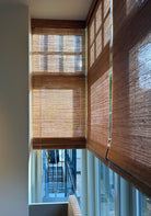 Tuamoto vouwblind met zachte lichtval en duidelijke vouwlijnen in een helder hoekraam.