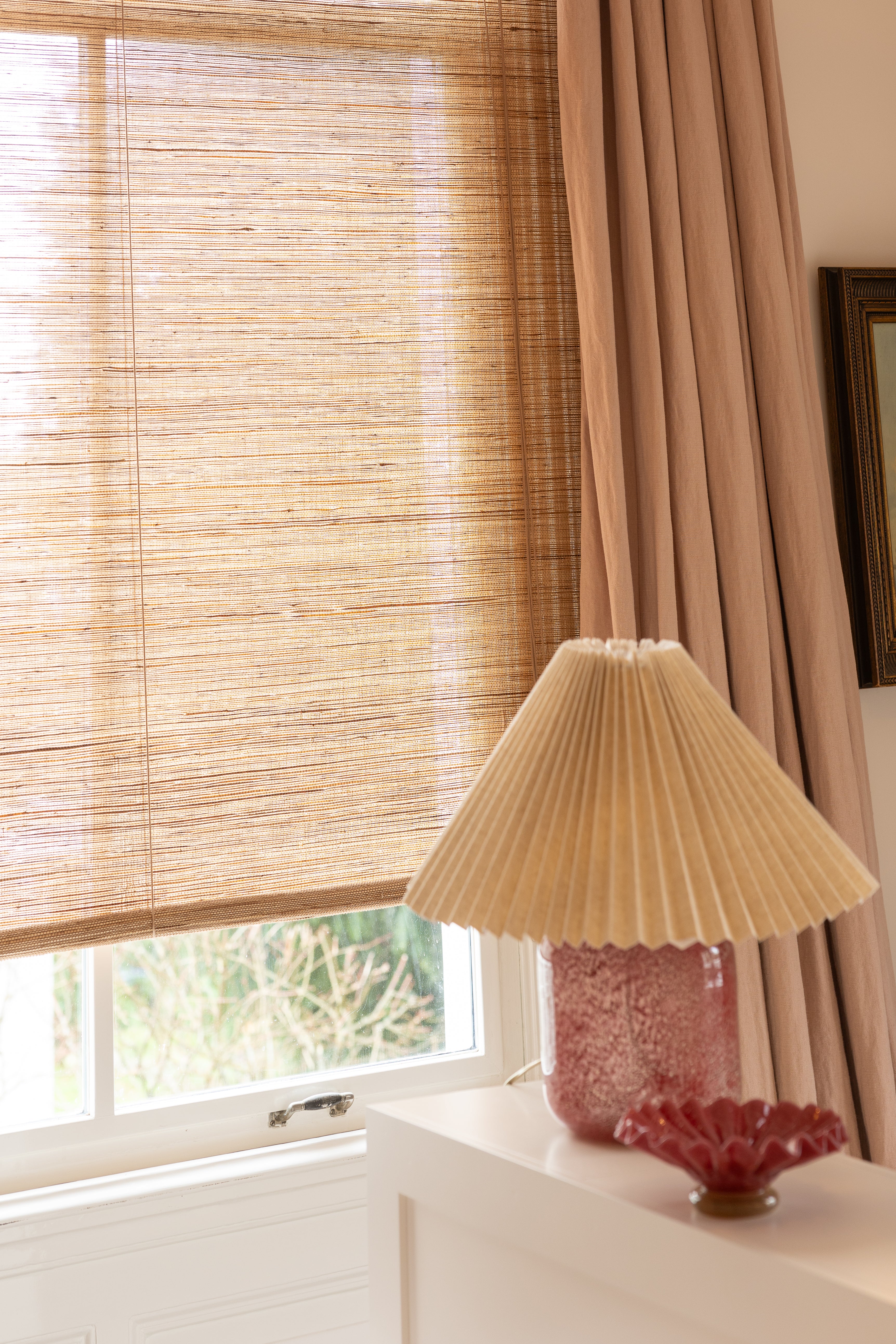 rolgordijn met schemerlamp en linnen gordijn