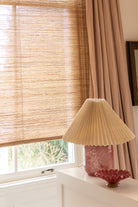 rolgordijn met schemerlamp en linnen gordijn