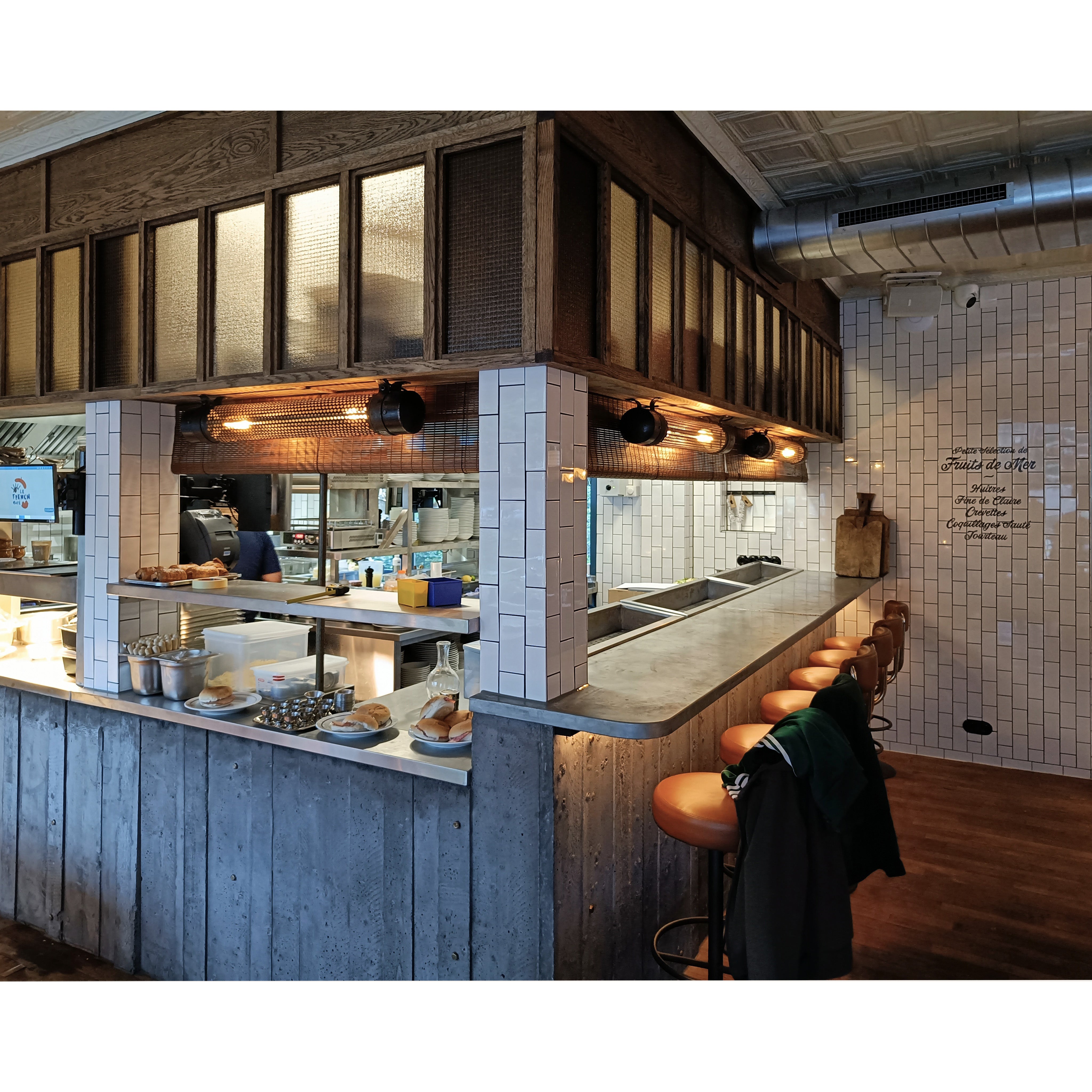 Bistro met blinds boven bar - August Interieur