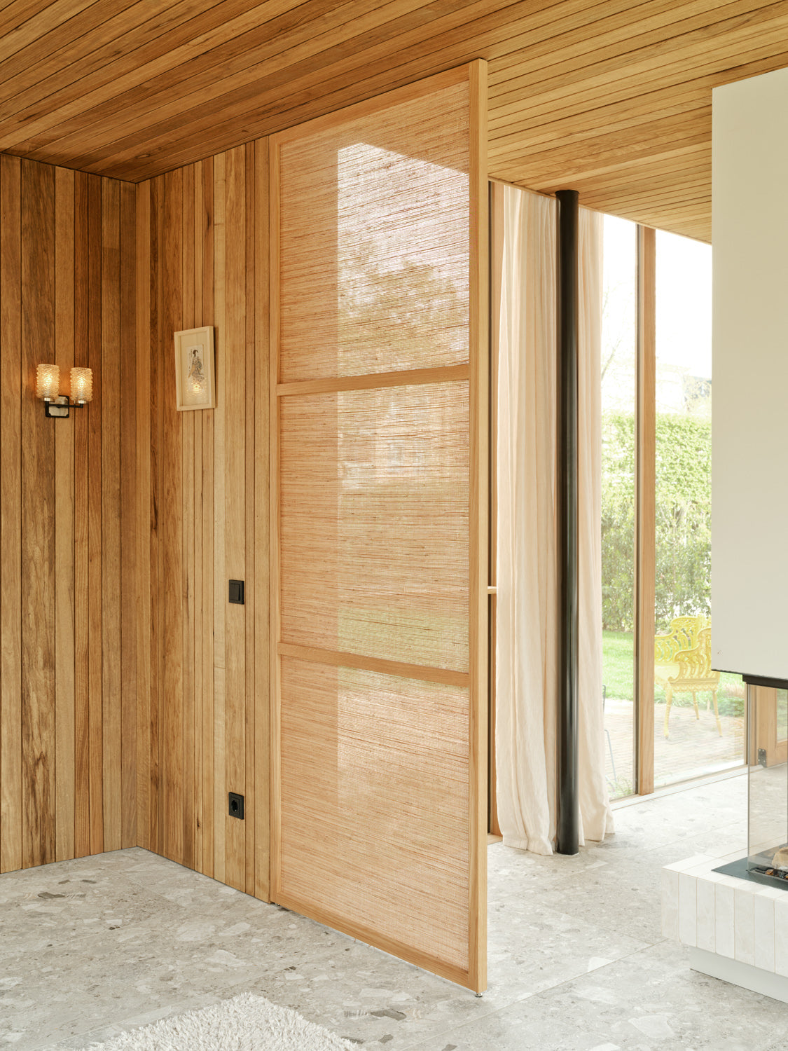 Noble Weave roomdivider van massief eikenhout met verfijnde weefstructuur voor een zachte scheiding van ruimtes.