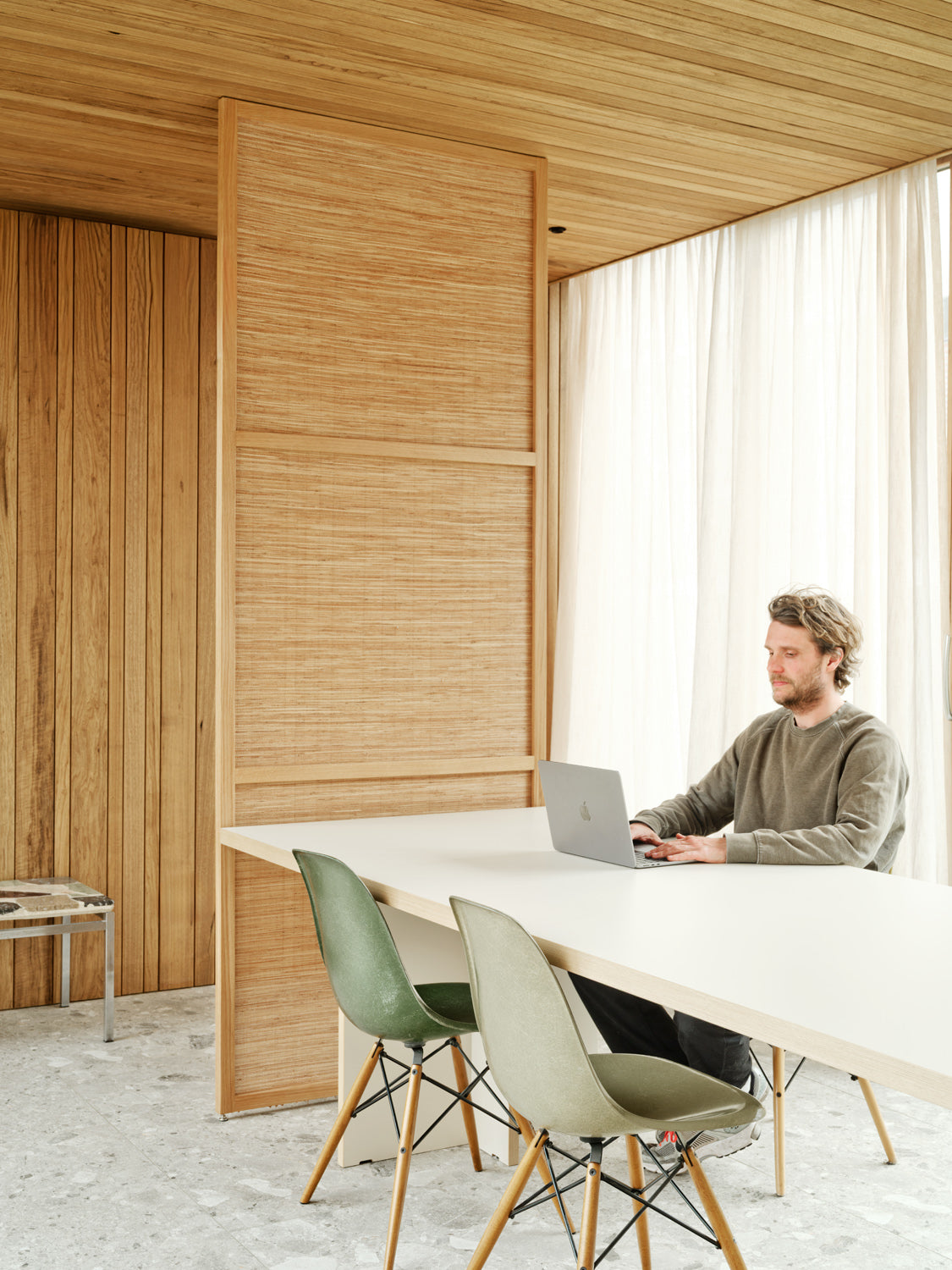 Op maat gemaakt Noble Weave interieurobject van massief eikenhout in een lichte woning met warme natuurlijke materialen.