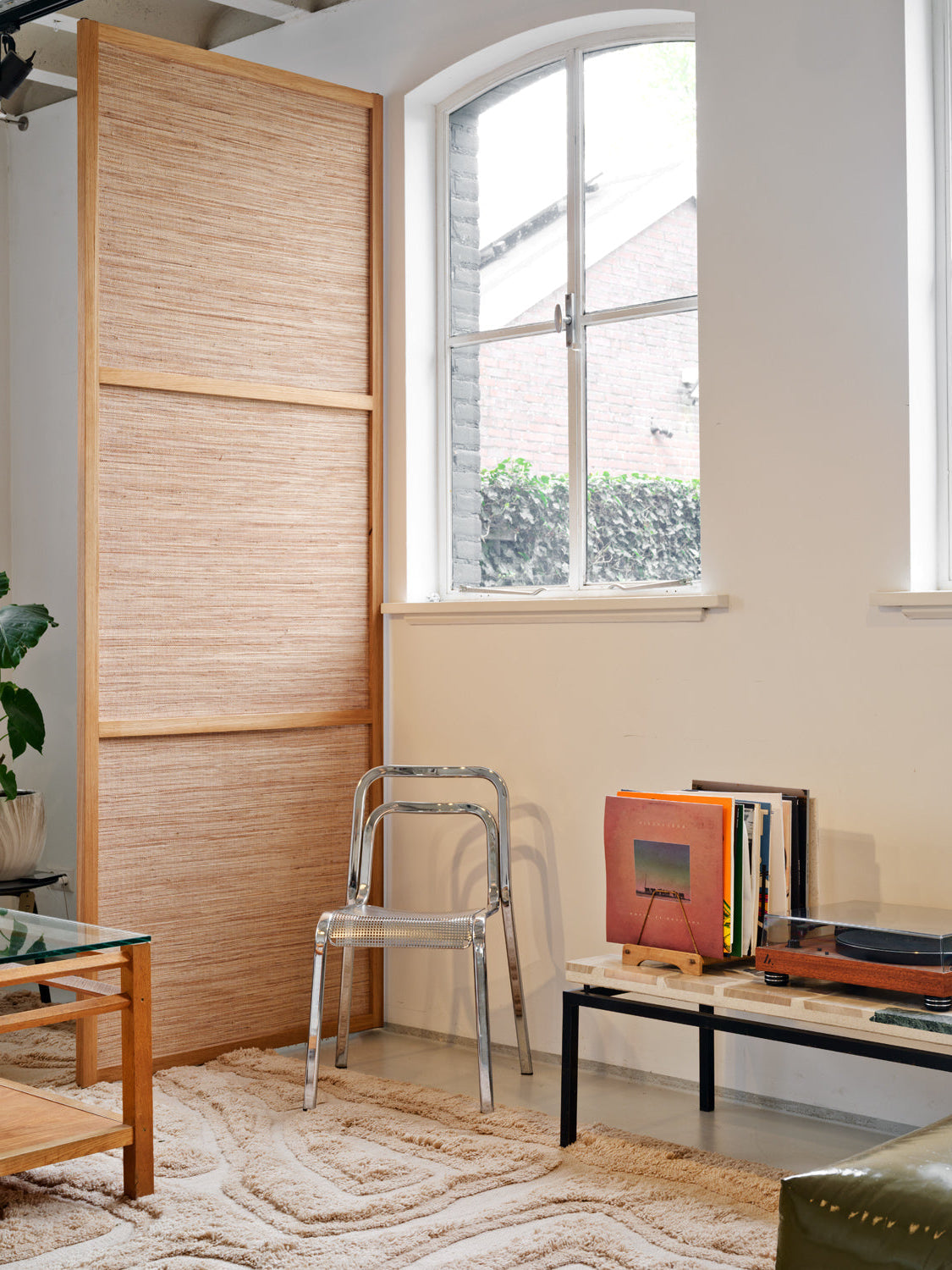 Op maat gemaakte Noble Weave roomdivider van massief eikenhout met natuurlijke weefstructuur voor een zachte en verfijnde ruimteverdeling.