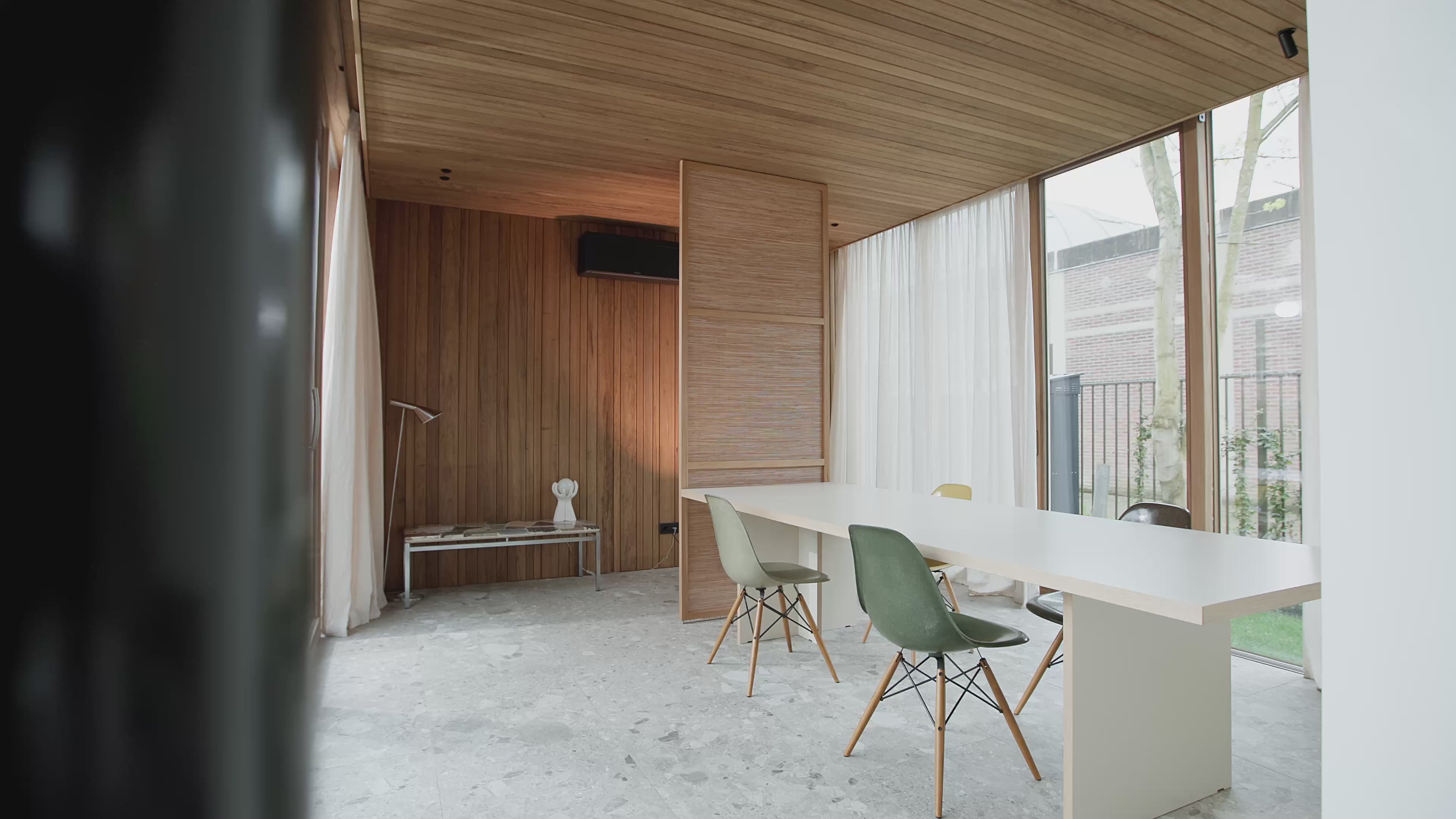 Video van Noble Weave, een op maat gemaakte roomdivider van massief eikenhout met natuurlijk geweven oppervlak die licht op een zachte manier filtert.